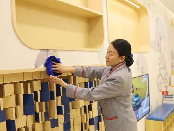 為什么現在學校都把清潔工作都外包了？